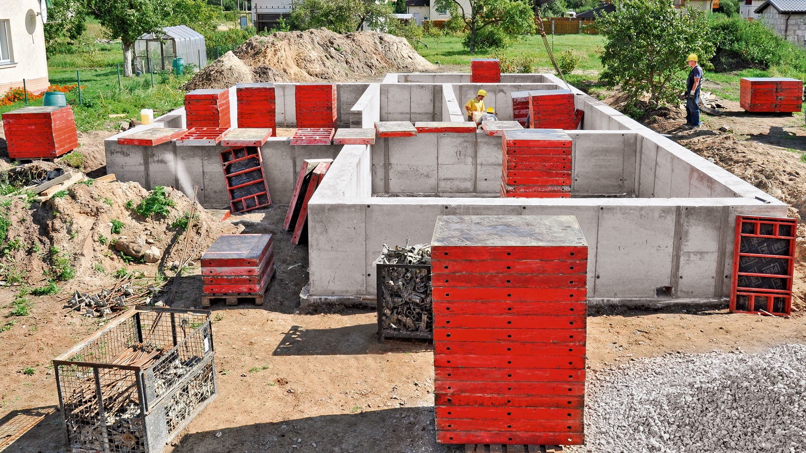 The small-sized, easy to handle panels from PERI DOMINO in use for a low sub-basement.<br/>